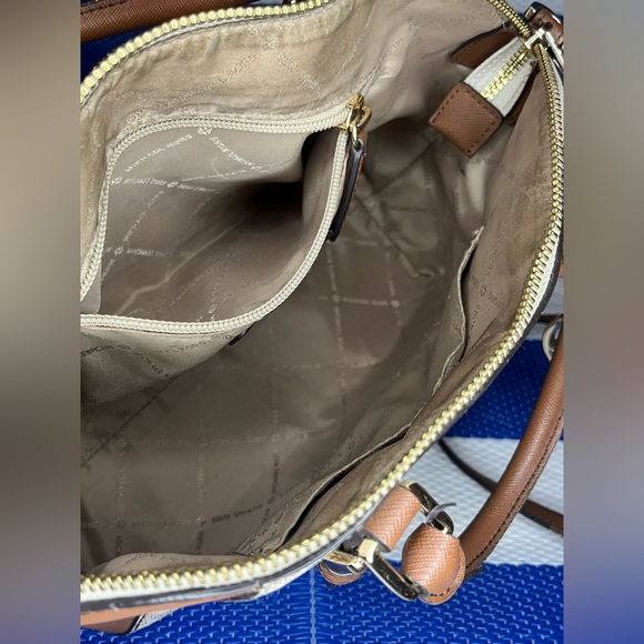 🎉Michael Kors Ciara Vanilla Acorn Convertible Signature Monogram Messenger Bag - Picture 9 of 15